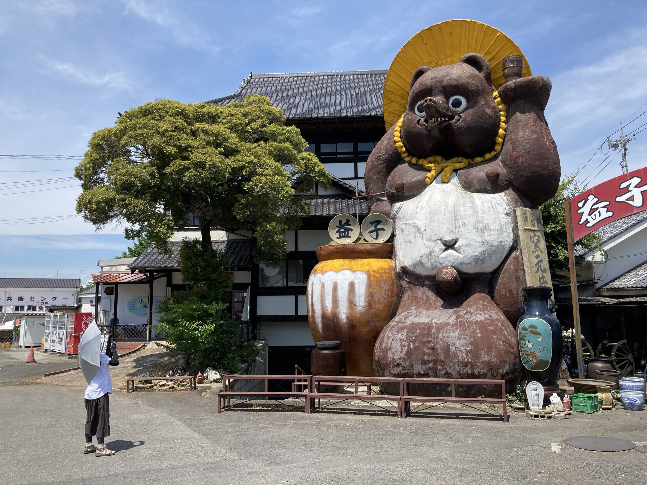 ランドマーク的な巨大タヌキ